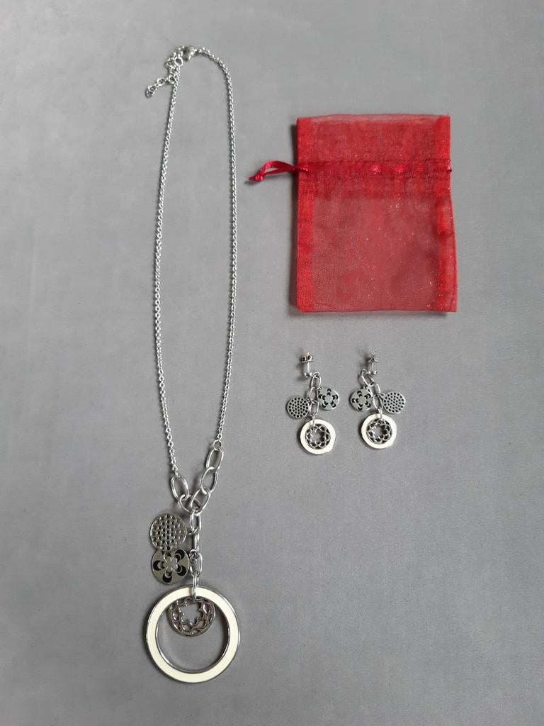 Collier et boucles d'oreilles argentés assortis Victoria, Enlèvement ou Envoi, Comme neuf, Autres matériaux, Avec pendentif
