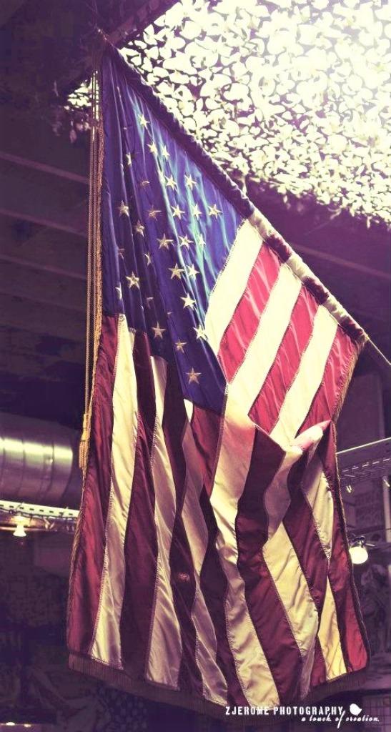 Authentieke Amerikaanse vlag met adelaar en tweedelige stok., Ophalen, Zo goed als nieuw