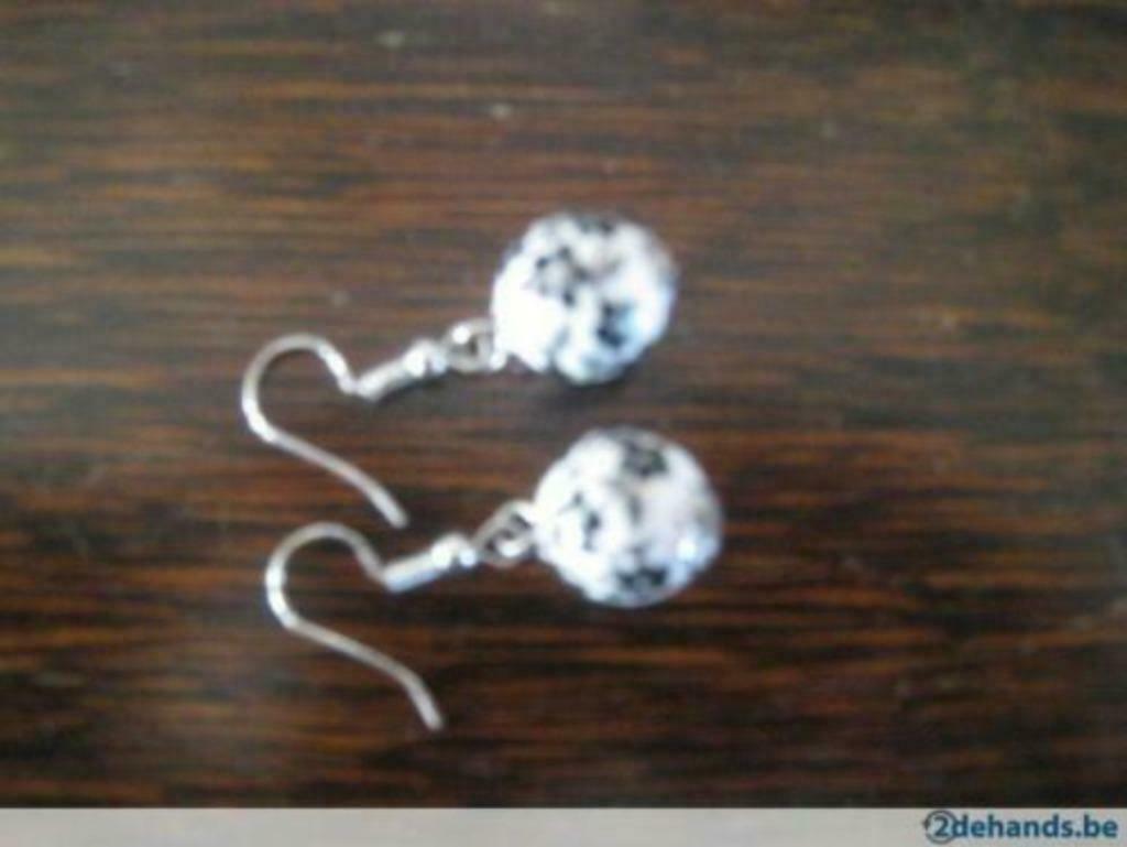 Boucles d'oreilles blanches avec noir / gris / Nouveau, Neuf, Enlèvement ou Envoi, Autres matériaux, Blanc