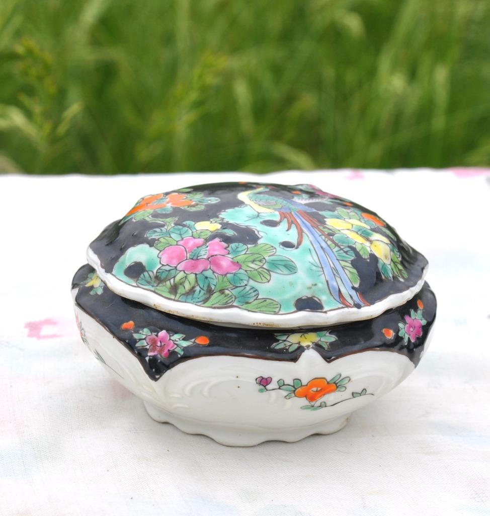boite a bijoux ronde porcelaine imari decor paon, Antiquités & Art, Enlèvement ou Envoi