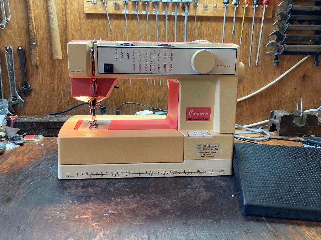 Husqvarna 150E "Carmen" naaimachine, Hobby en Vrije tijd, Ophalen of Verzenden, Gebruikt, Naaimachine, Husqvarna