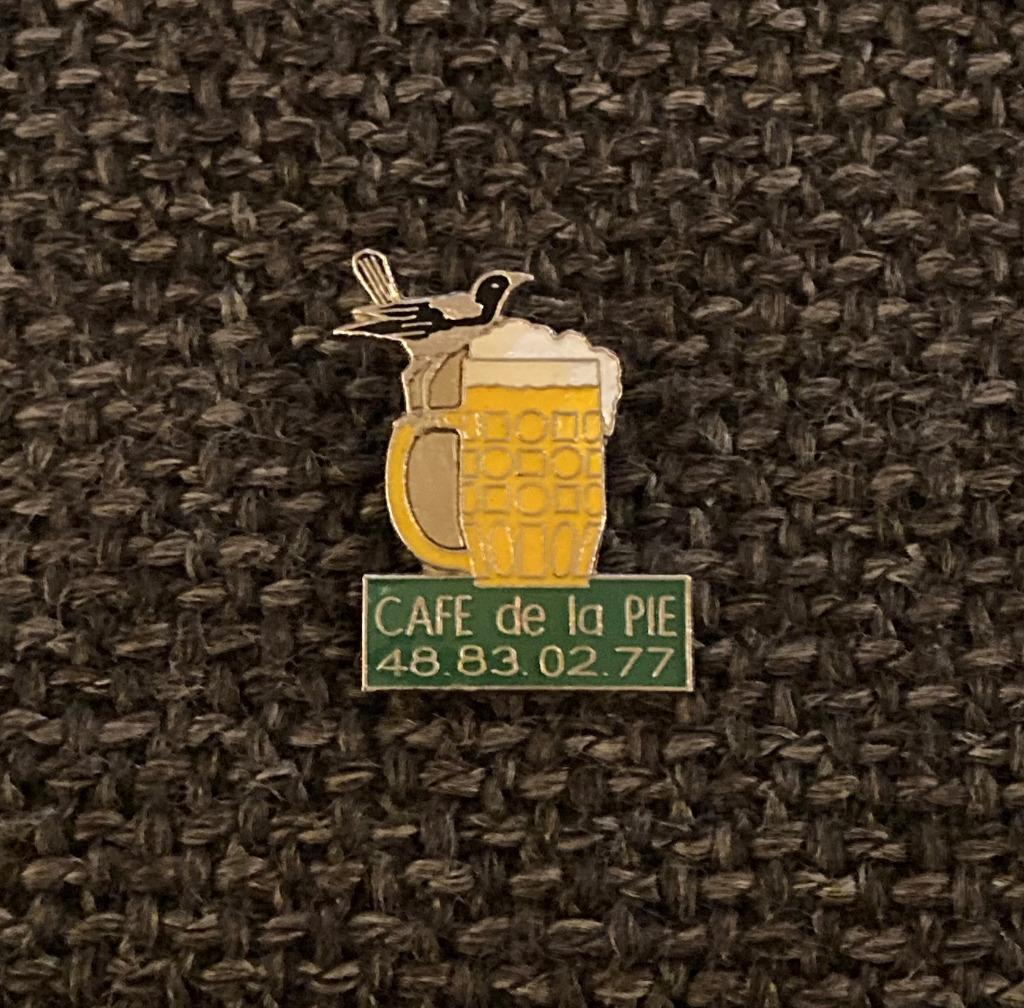 PIN - CAFE DE LA PIE - BIER - BIÈRE, Collections, Envoi, Utilisé, Autres sujets/thèmes, Insigne ou Pin's