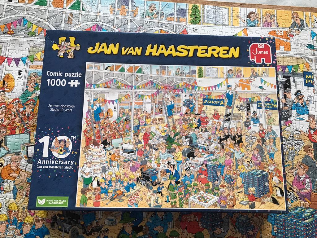 Jan van Haasteren-Studio 10 Years-1000 stukjes, Ophalen of Verzenden, Zo goed als nieuw, Legpuzzel