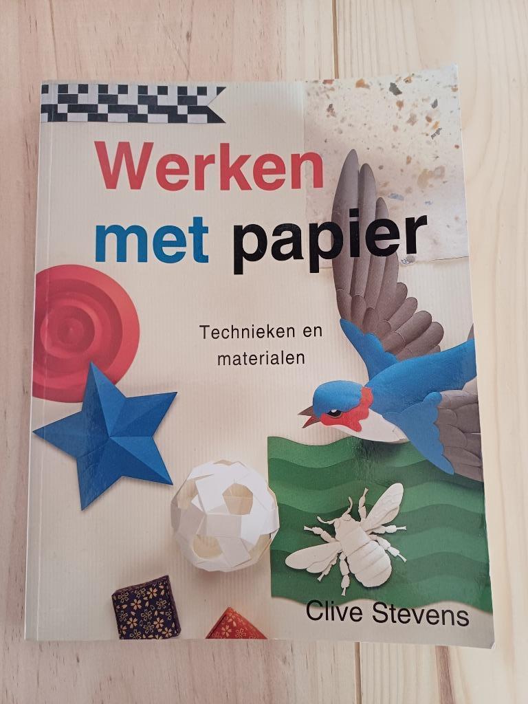 Werken met papier - Clive Stevens, Livres, Loisirs & Temps libre, Utilisé, Scrapbooking et Bricolage, Enlèvement ou Envoi