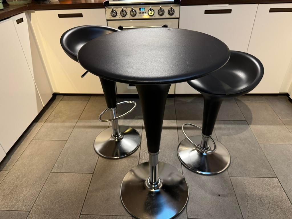 Table chaise tabouret de bar de la marque  MAGIS, Ophalen, Zo goed als nieuw, In hoogte verstelbaar