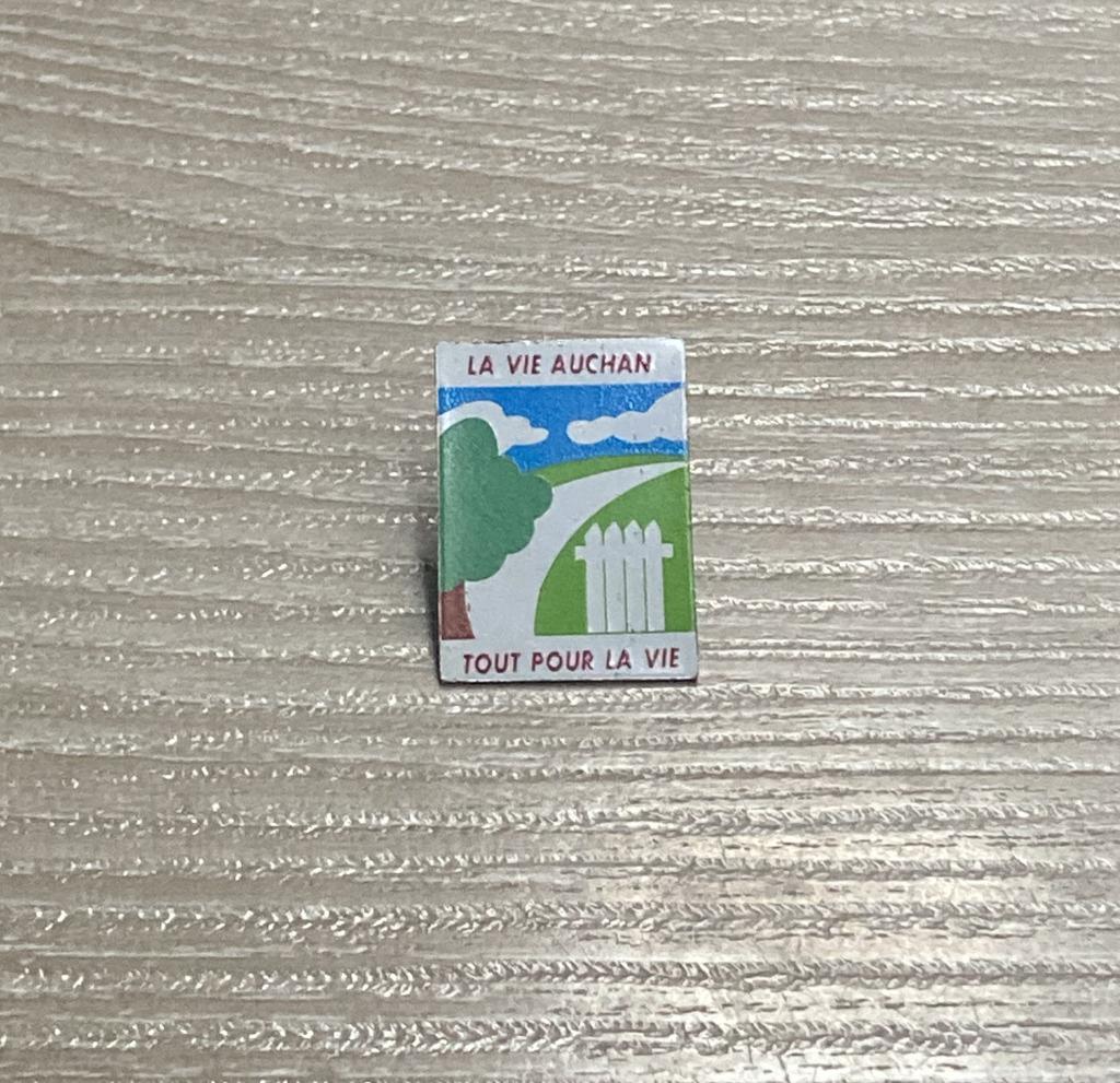PIN - AUCHAN - LA VIE AUCHAN - TOUT POUR LA VIE, Envoi, Utilisé, Autres sujets/thèmes, Insigne ou Pin's