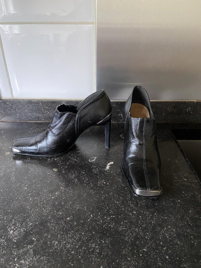 2 paar dames schoenen zwart met passend rek systeem M 39, Ophalen, Zwart, Schoenen met hoge hakken, Gedragen