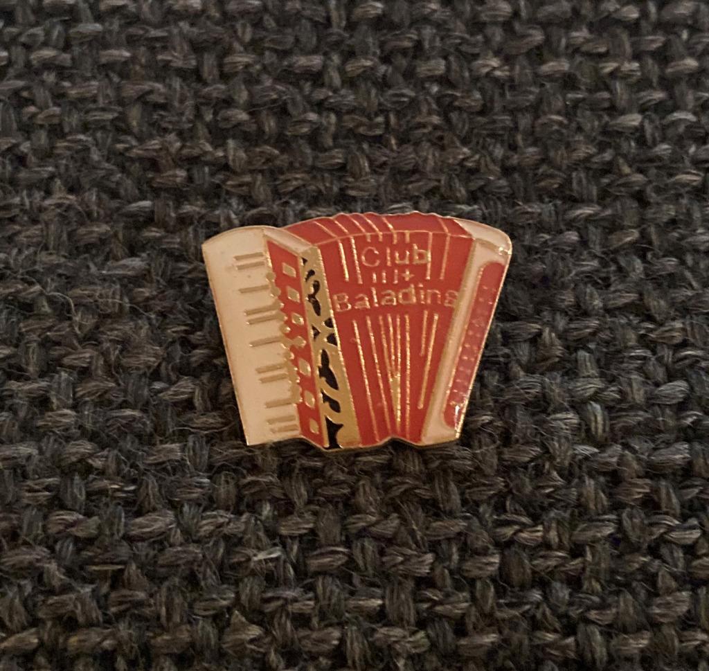PIN - CLUB BALADIN - ACCORDEON, Verzamelen, Verzenden, Gebruikt, Overige onderwerpen, Speldje of Pin