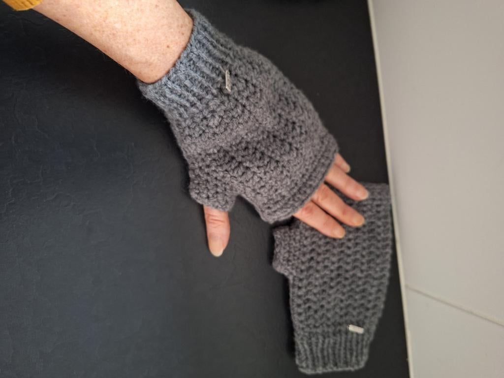 Grijze vingerloze handschoenen gehaakt en gebreid, Kleding | Dames, Mutsen, Sjaals en Handschoenen, Ophalen of Verzenden, Handschoenen