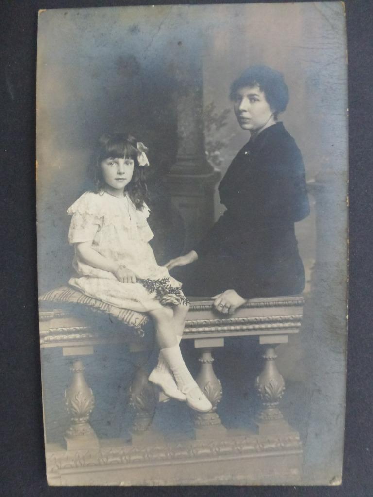 oude prentkaart foto meisje met dame 1916, Verzamelen, Postkaarten | Themakaarten, Verzenden, Voor 1920, Gelopen, Kinderen