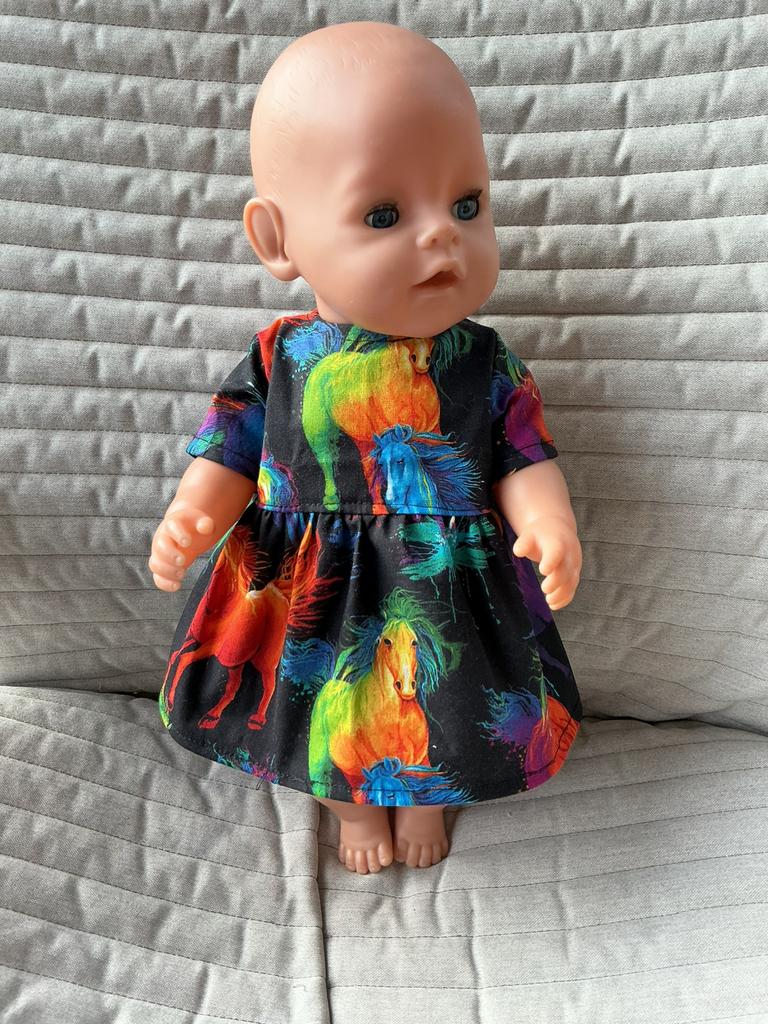 15. Babyborn: Nieuw zwart jurkje met vurige paarden, Kinderen en Baby's, Speelgoed | Poppen, Ophalen of Verzenden, Nieuw, Babypop