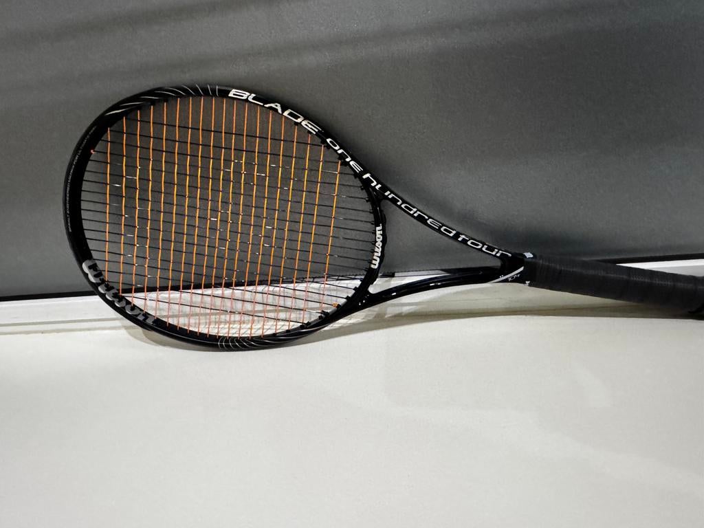 Tennisracket Wilson Blade 104 + draagtas babolat + 8 ballen, Sport en Fitness, Ophalen, Zo goed als nieuw, Racket, Wilson