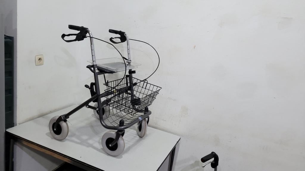 déambulateur vermeiren Le 286B est un rollator à 4 roues fac, Divers, Enlèvement ou Envoi, Comme neuf