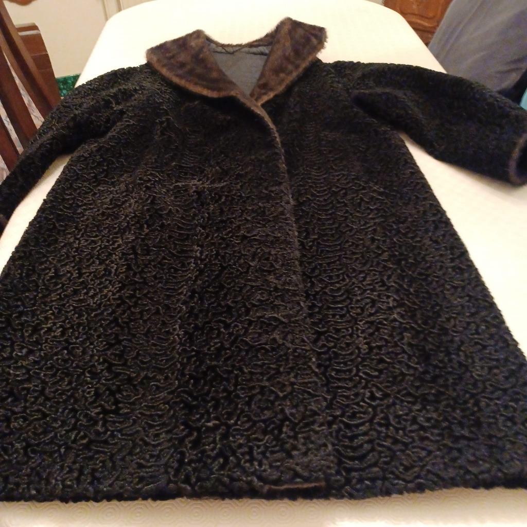 zwarte lange astrakan mantel, Ophalen, Zo goed als nieuw, Maat 46/48 (XL) of groter, Zwart
