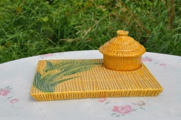 § plat a fromages vallauris decor paille avec cloche, Enlèvement ou Envoi