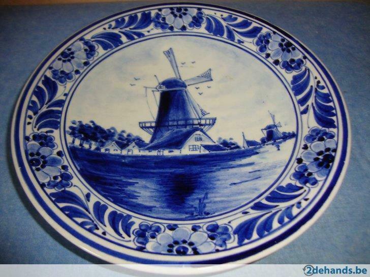 Delfts blauw bord versierd met molens en huisjes a het water, Antiek en Kunst