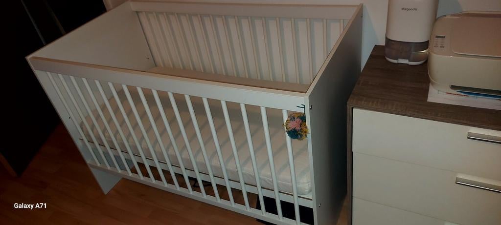 Heel propere babybed in hoogte verstelbaar, Ophalen, Zo goed als nieuw