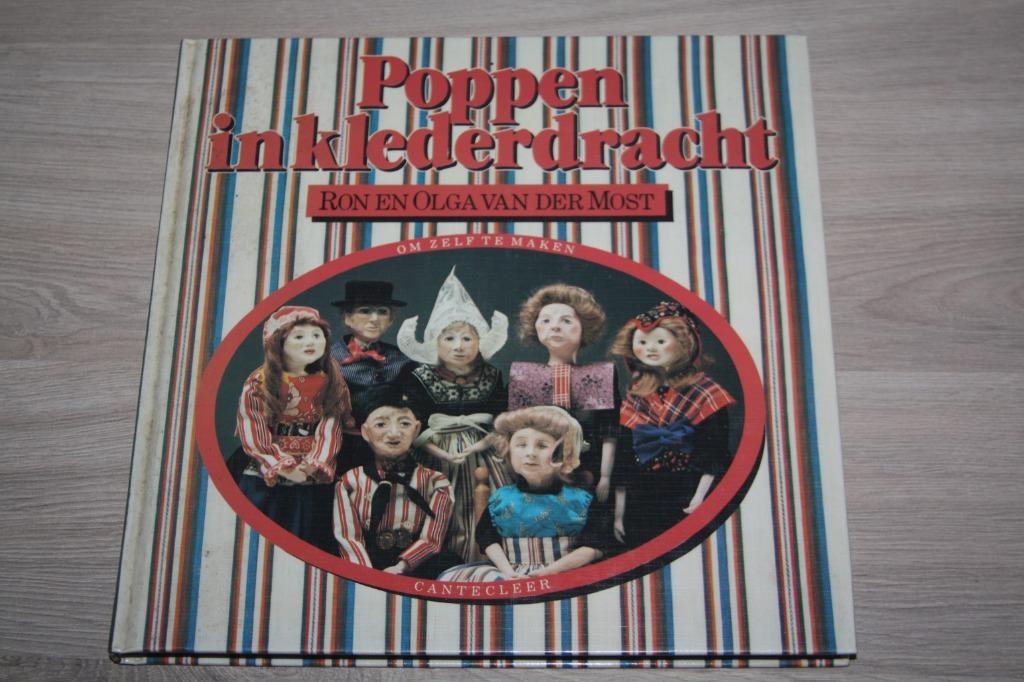 Boek met patronen , Poppen in Klederdracht , 1e druk  1981, Enlèvement ou Envoi, Comme neuf, Autres types