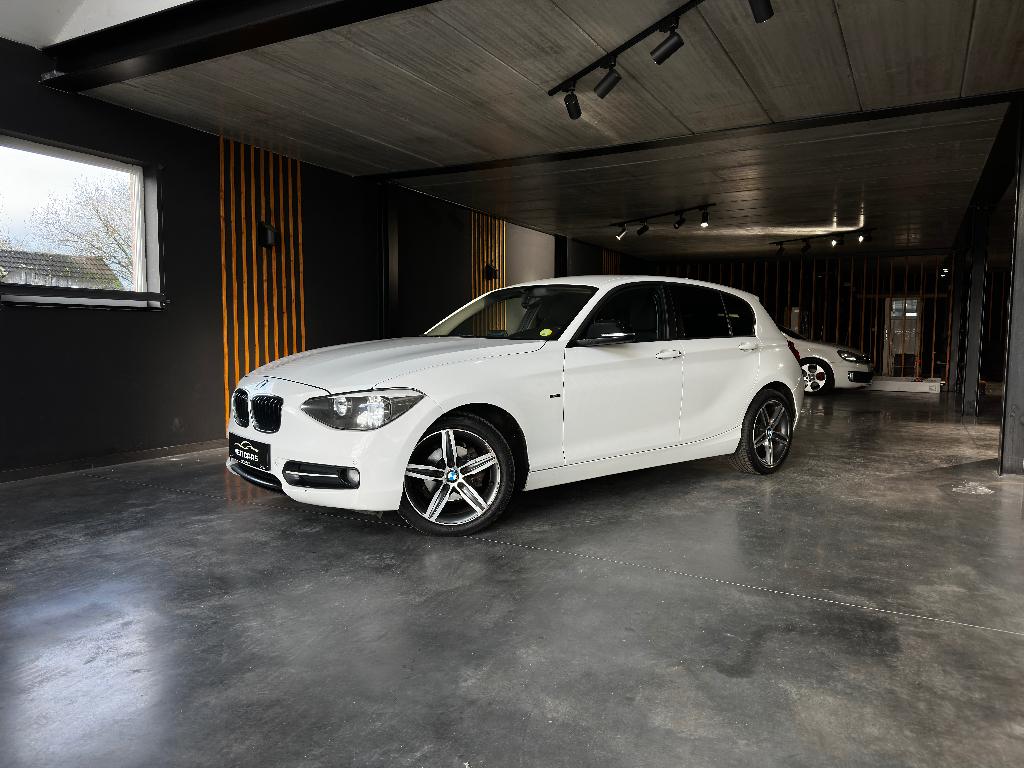BMW 118 Aut. Sport Line | Navi | Sensoren | Trekhaak |, Auto's, Automaat, Euro 5, 1995 cc, Wit