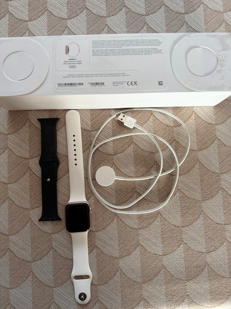 Apple watch series 4 gold 40mm, Enlèvement, Utilisé, Rose, IOS