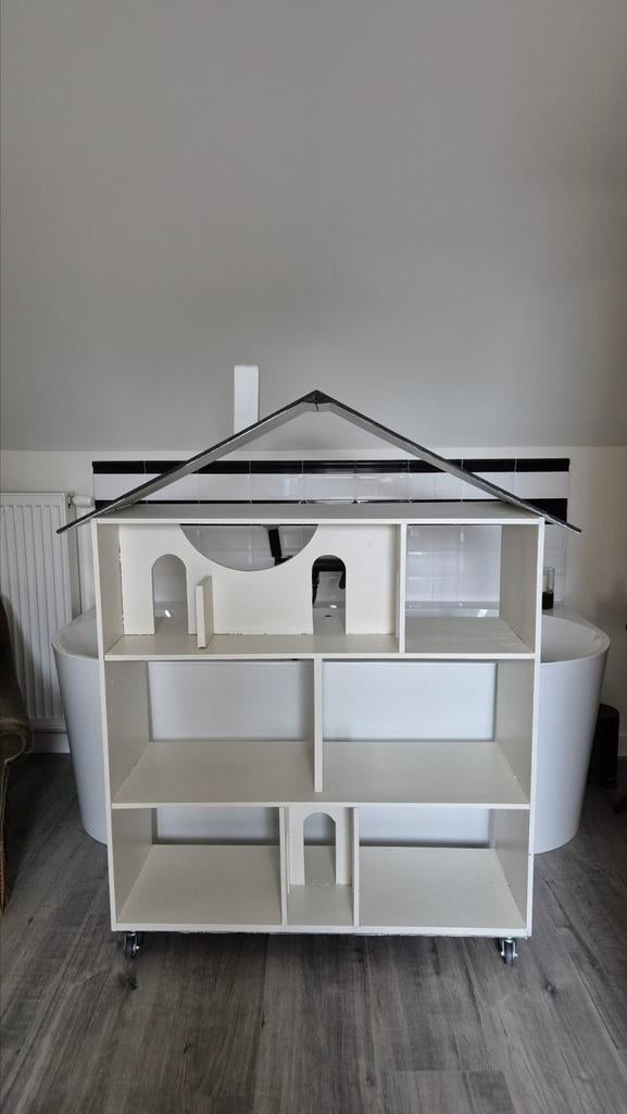 Groot poppenhuis barbiehuis op wielen, Kinderen en Baby's, Speelgoed | Poppenhuizen, Ophalen, Zo goed als nieuw, Poppenhuis