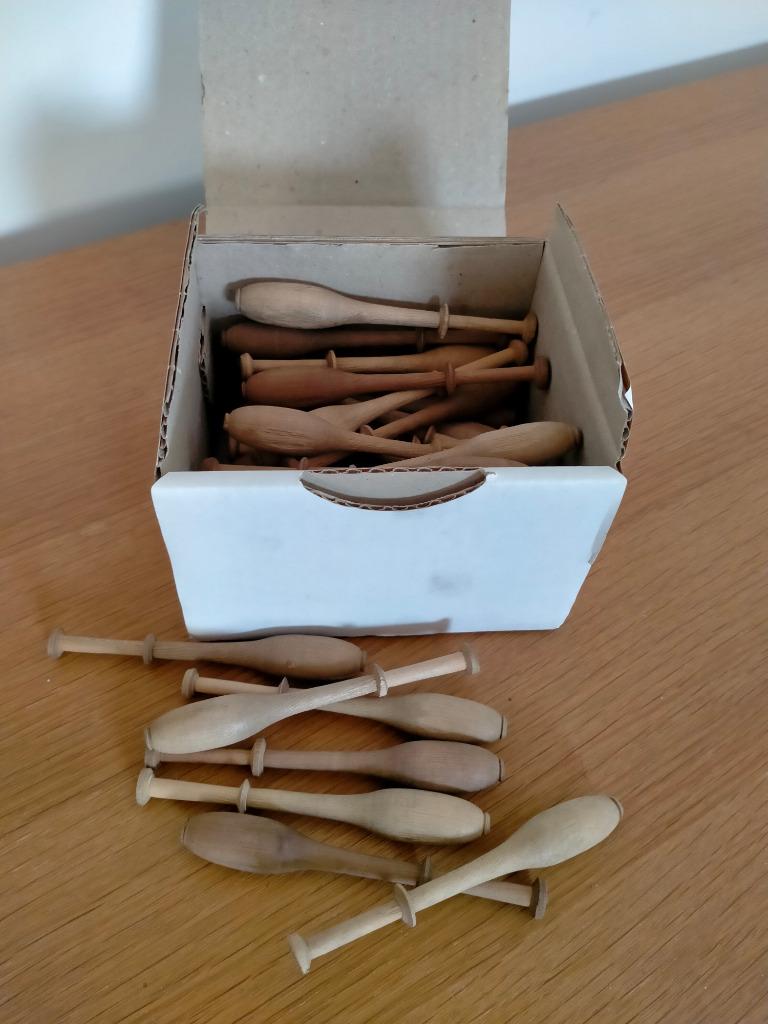 49 kantklosjes, Hobby en Vrije tijd, Kantklossen, Ophalen of Verzenden, Zo goed als nieuw, Klos(sen)