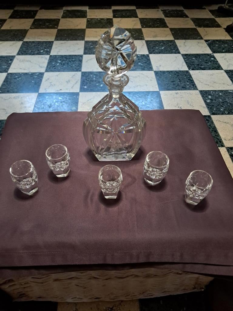 Carafe et cinq verres, Enlèvement