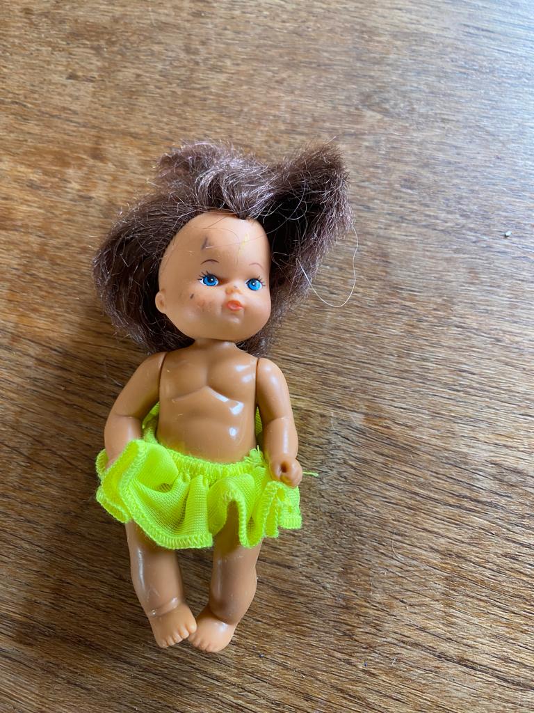 Vintage meisjespop met kort bruin haar, Kinderen en Baby's, Speelgoed | Poppen, Verzenden, Gebruikt, Overige typen