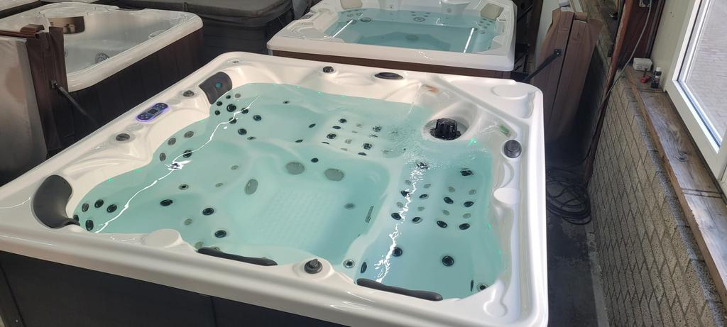 Balboa jacuzzi bom vol opties, Ophalen, Zo goed als nieuw