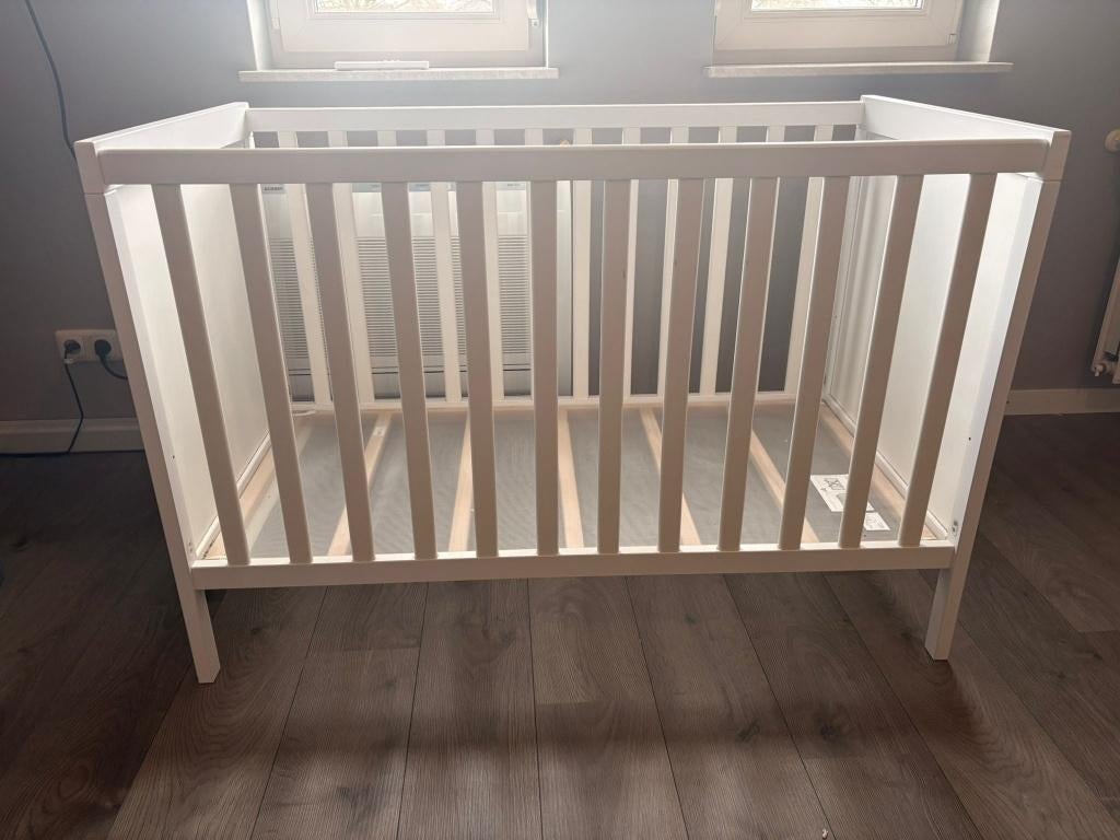 SUNDVIK babybed 60 x 120 cm wit – zeer nette staat, Ophalen, Zo goed als nieuw, Ledikant