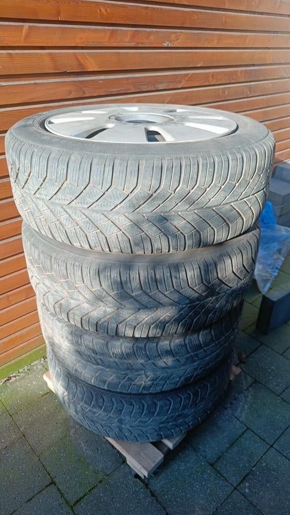4 winterbanden en stalen velgen + wieldeksels Ford + hoes, Auto-onderdelen, Ophalen, Winterbanden, Velg(en)