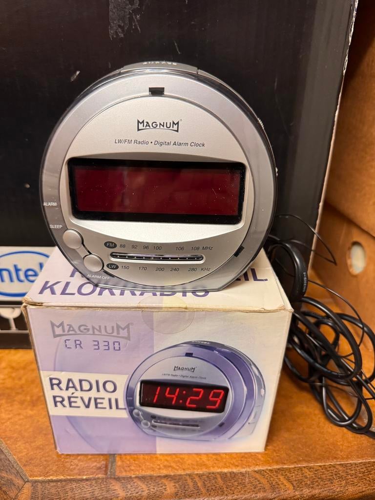 Radio RÉVEIL / MAGNUM CR 330 / nieuw, Enlèvement ou Envoi, Comme neuf