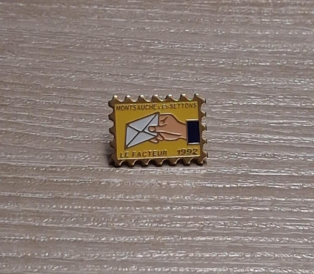 PIN - LE FACTEUR - TIMBRE - DE POSTBODE - POSTZEGEL, Ophalen of Verzenden, Gebruikt, Overige onderwerpen, Speldje of Pin