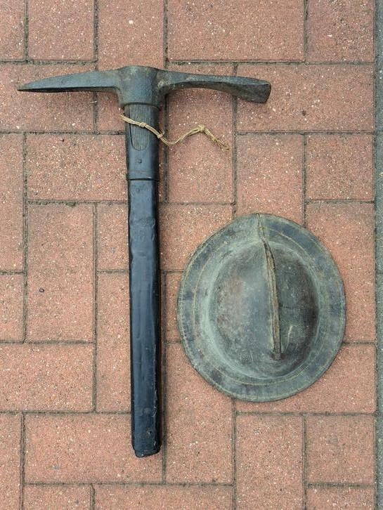 Helm + houweel van een Belgische mijnwerker uit 1950. Rendez, Verzamelen, Ophalen, Zo goed als nieuw