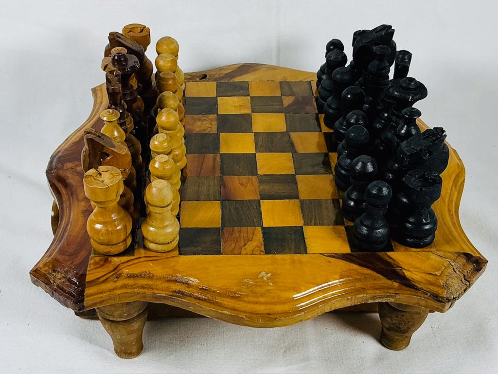 Vintage houten schaakspel 32 stukken en tafeltje, Een of twee spelers, Zo goed als nieuw, Unknown@unknown.com, Unknown