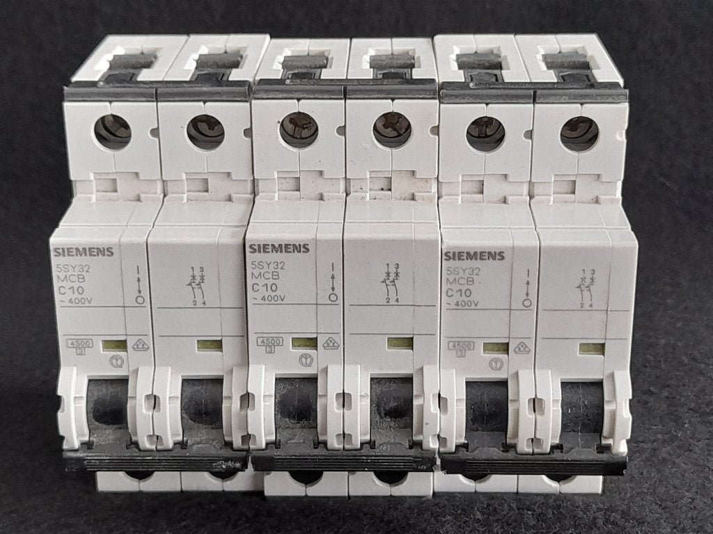 Disjoncteur 400 V 10 kA, bipolaire Siemens C 10, Bricolage & Construction, Électricité & Câbles, Enlèvement, Siemens