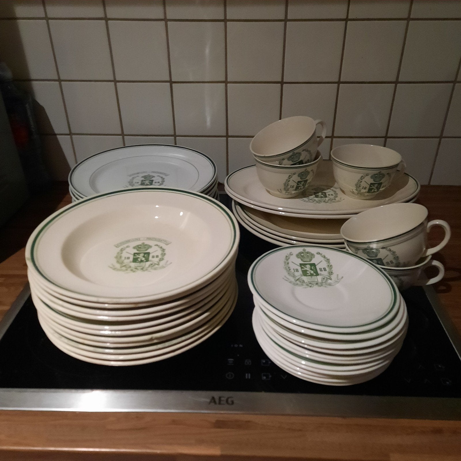 Assiettes et sacs BOCH « De Gentsche schutters », 1888., Antiquités & Art, Enlèvement