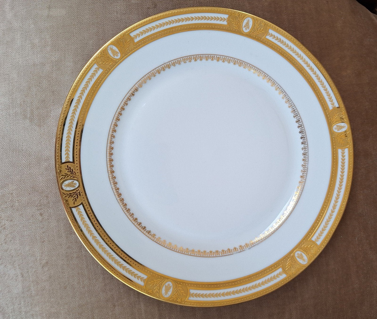 Assiette en porcelaine de Limoges.