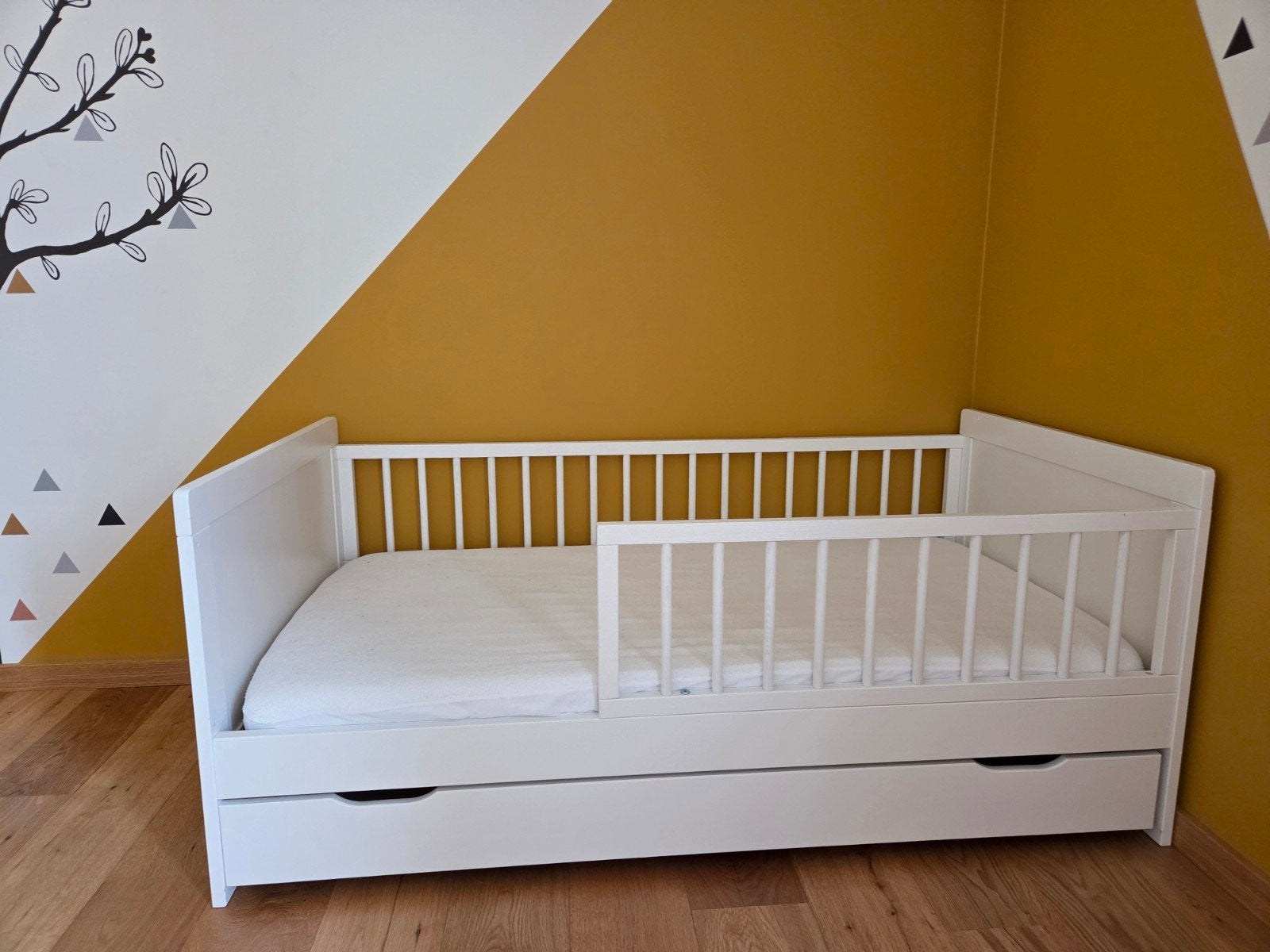 Peuterbed wit met uitvalbeveiliging en opberglade – uitsteke, Kinderen en Baby's, Ophalen
