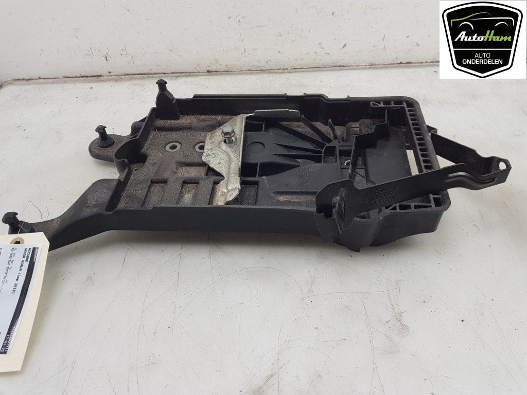 BAC A BATTERIE Skoda Octavia Combi (1U5) (|2Q0915331|), Utilisé, Skoda