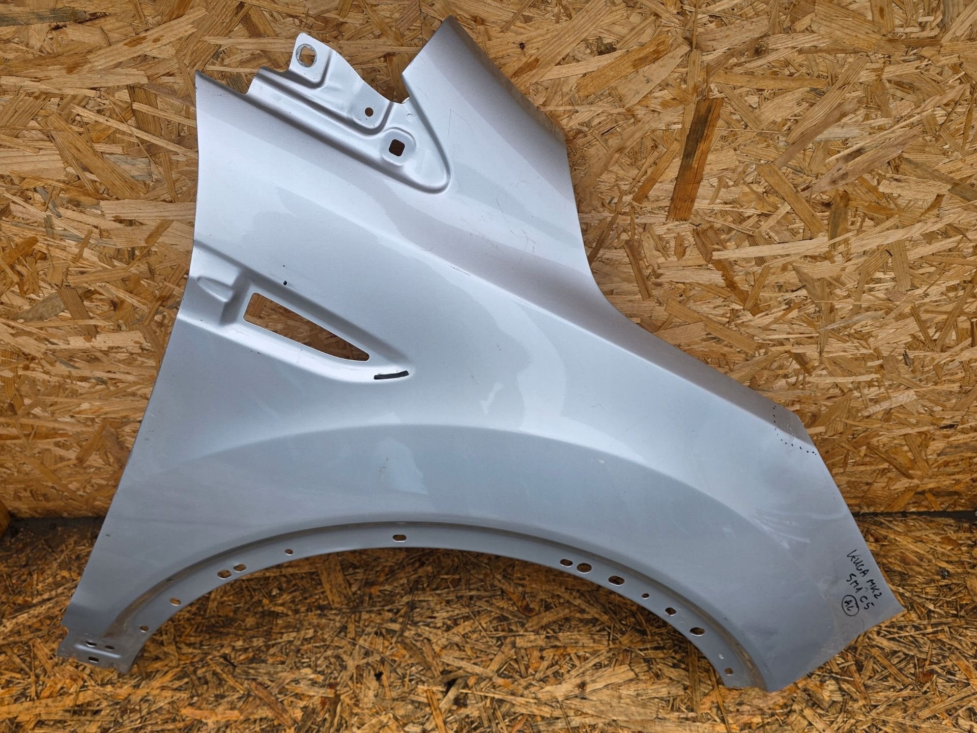 Panneau lat ral droit Ford Kuga Mk2 Mk2, Info@ford.com, Droite, Ford Motor Company, American Road 1
48126  Dearborn
