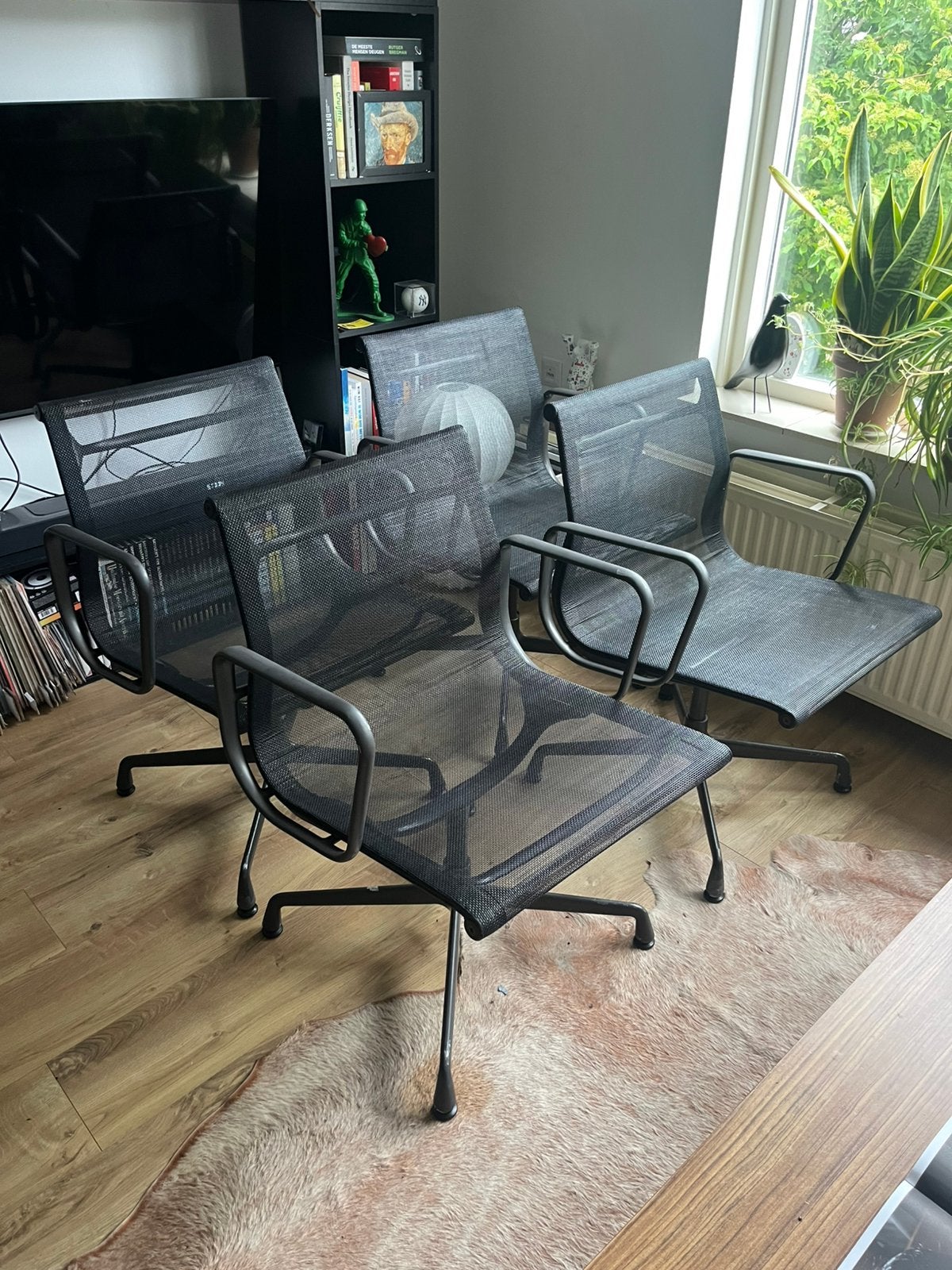 Kit de tissage Vitra Eames EA 107, 4 pièces, 1988, Maison & Meubles, Chaises, Utilisé, Quatre, Métal, Autres matériaux, Noir, Enlèvement ou Envoi