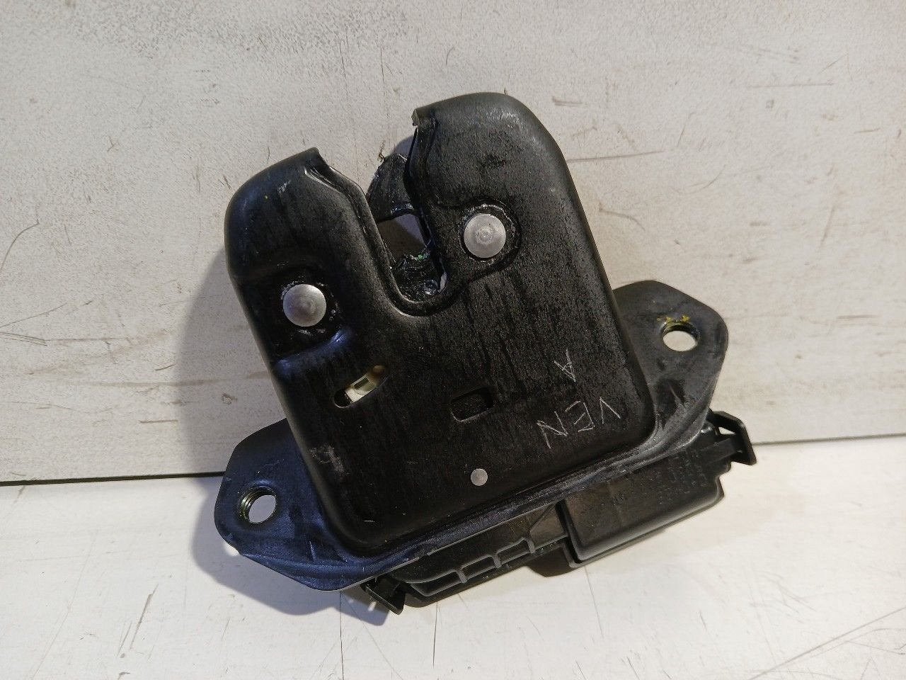 Slot mechaniek kofferdeksel achterklep elektrisch Nissan Qas, Onderdelen@venauto.nl, Van der Ven Autorecycling B.V., Ettenseweg 76, 4706 PB Roosendaal, The Netherlands