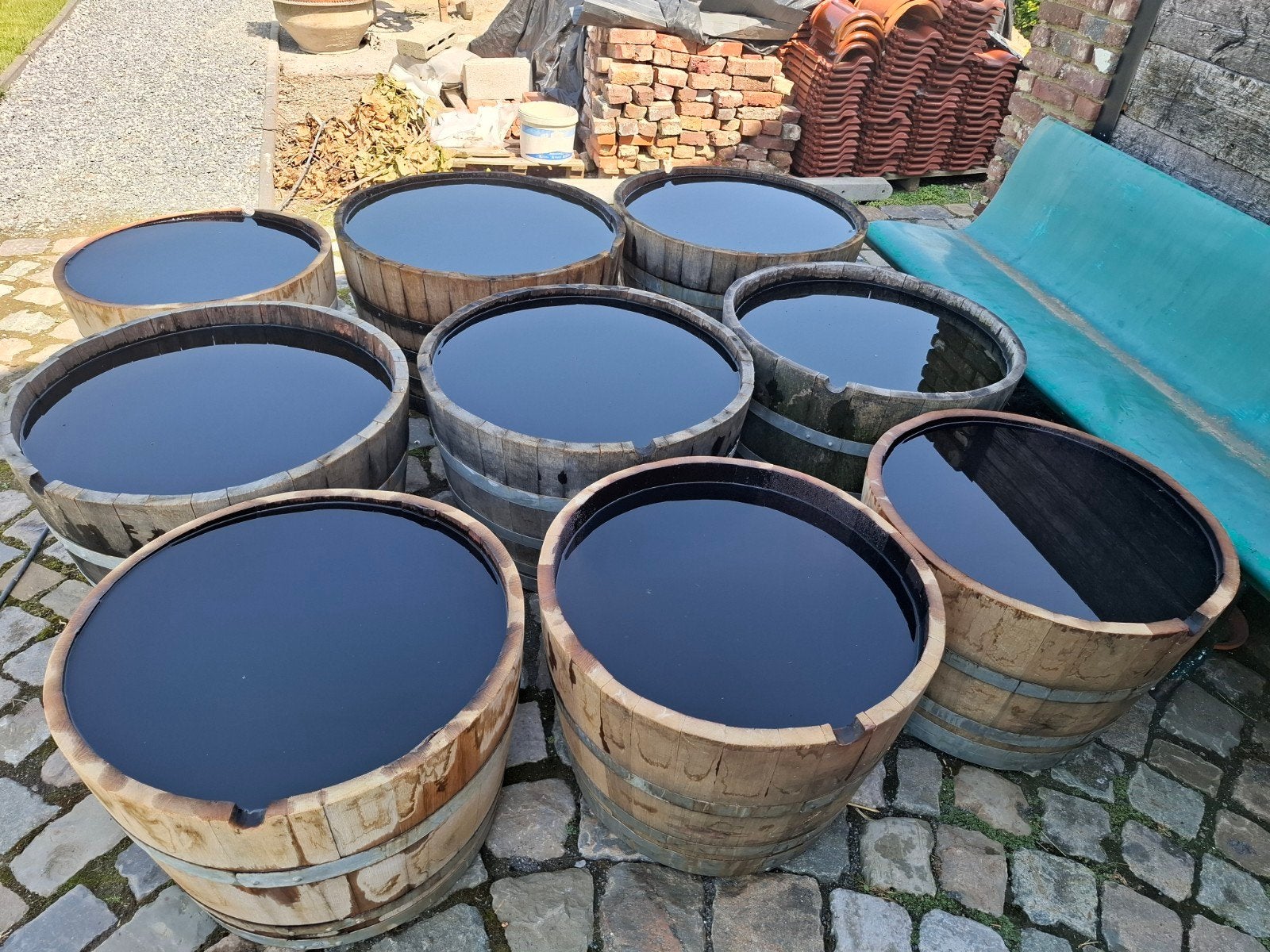 Un demi-tonneau de vin en chêne servant de terrasse et d'éta, Enlèvement