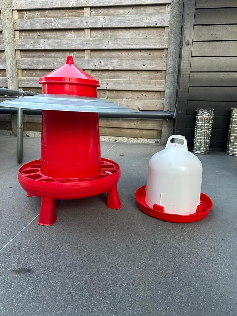 Waterbak en voederbak voor kippen, Ophalen