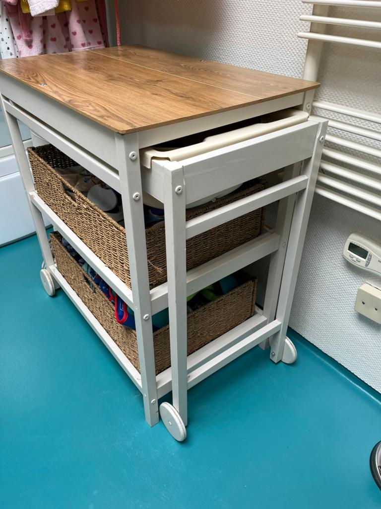 Houten verzorgings/luiertafel met badje, Ophalen, Gebruikt, Badje, Overige merken