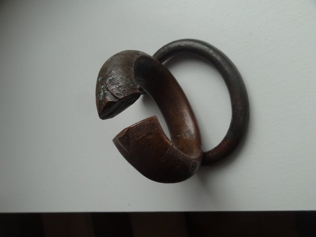 Afrikaanse bronzen armband mooie details 8x7x2 cm, Antiek en Kunst, Afrika, Verzenden, Sieraad, Brons