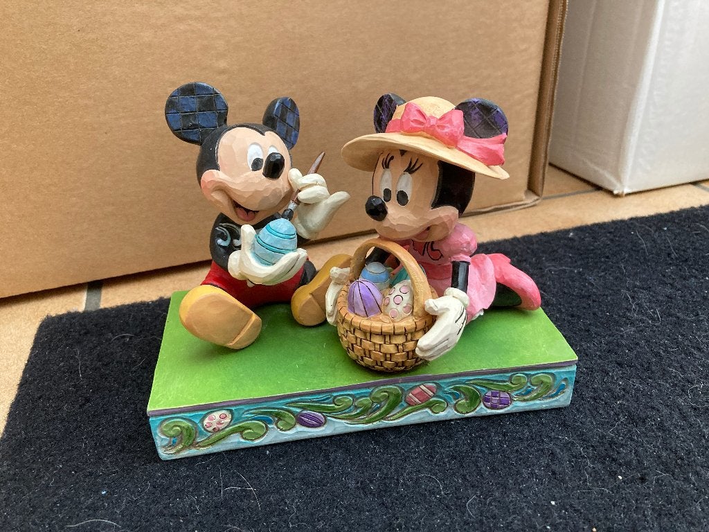 Disney Traditions - Easter Artistry - Mickey x Minnie Easter, Verzamelen, Disney, Ophalen of Verzenden, Mickey Mouse, Nieuw, Beeldje of Figuurtje