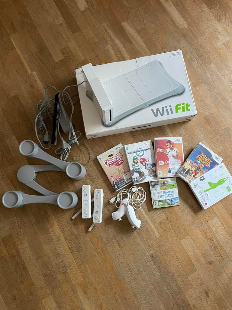 Ensemble Wii avec jeux et tv, Consoles de jeu & Jeux vidéo, Enlèvement, Utilisé, Avec 2 manettes, Avec jeux
