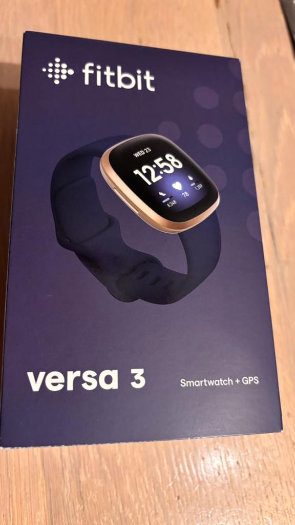 Fitbit Versa 3 —> 50 EUR + veel acc., Handtassen en Accessoires, Smartwatches, Ophalen, Afstand, IOS, Zo goed als nieuw
